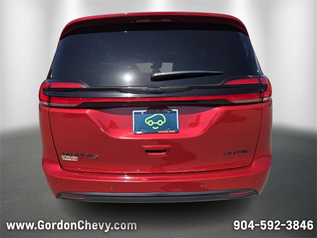 Used 2025 Chrysler Pacifica Limited image 4