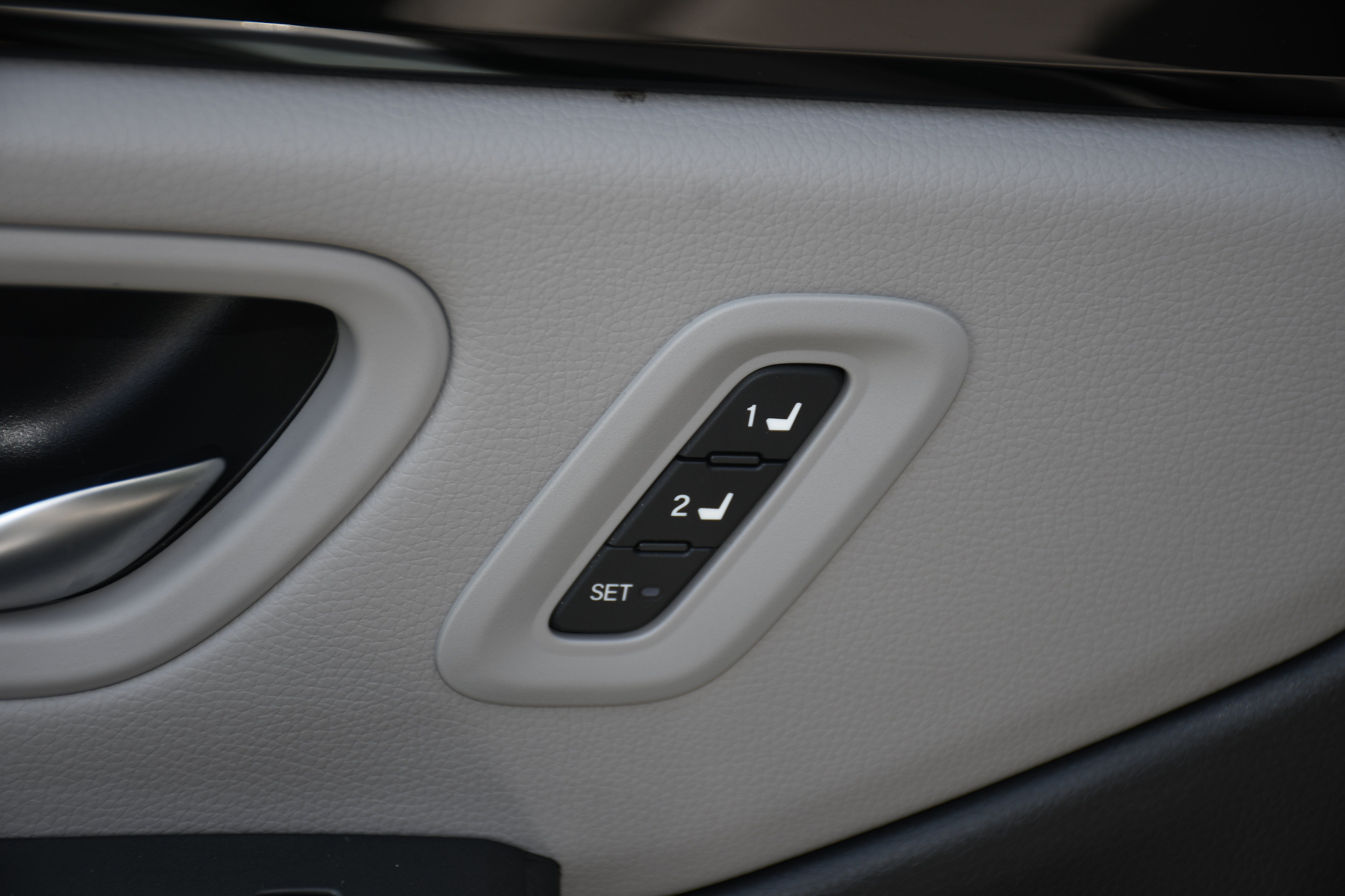 Used 2025 Honda Pilot EX-L image 11