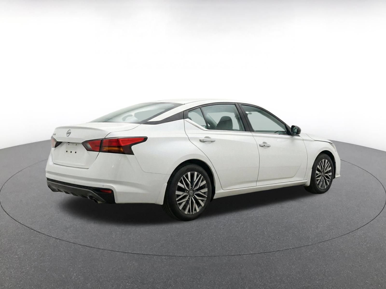 Used 2025 Nissan Altima 2.5 SV FWD image 16