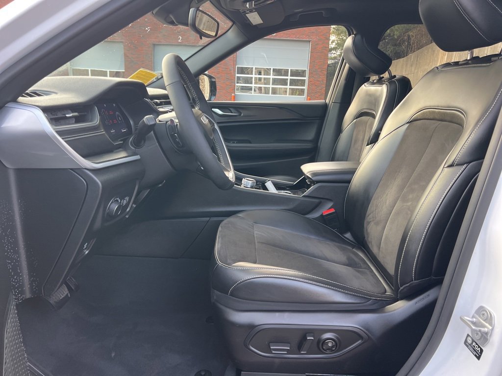 Used 2023 Jeep Grand Cherokee L Laredo image 12