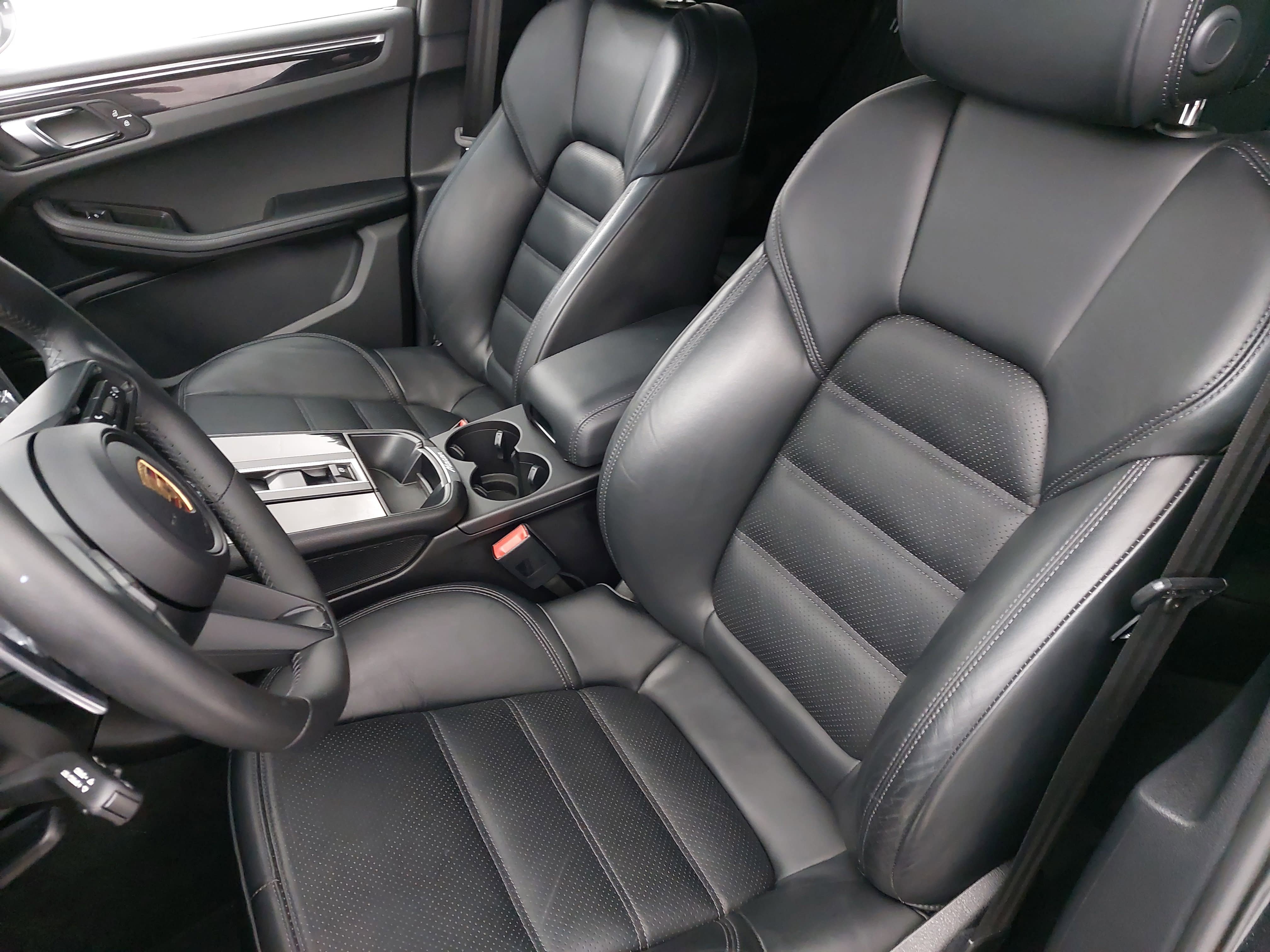 Certified 2024 Porsche Macan Turbo image 5