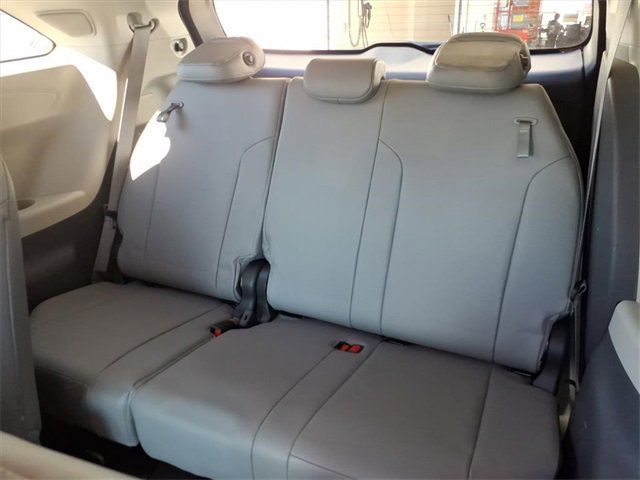 Used 2022 Toyota Sienna Limited image 7
