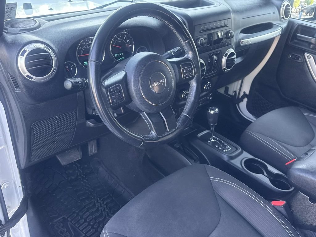 Used 2018 Jeep Wrangler Unlimited Sahara w/ Connectivity Group AWD/4WD image 2
