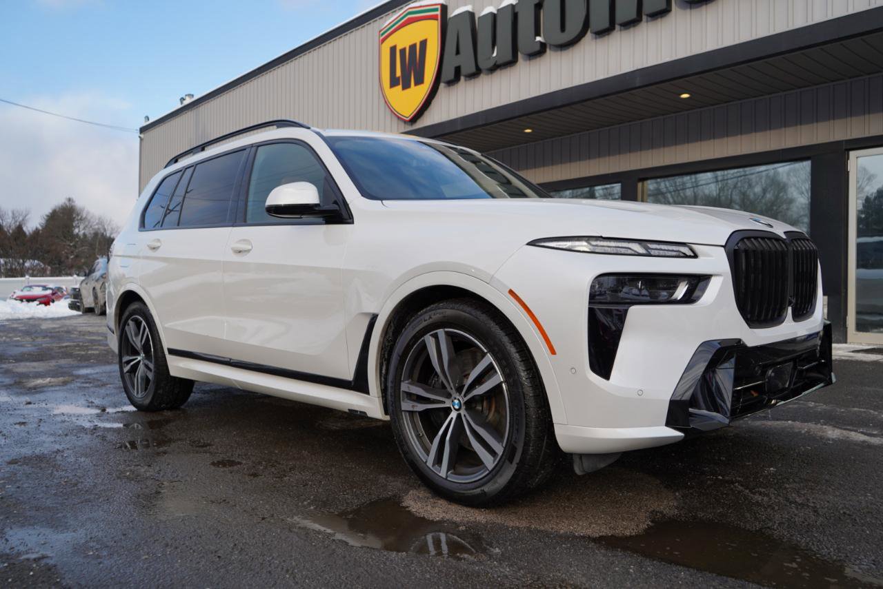 Used 2025 BMW X7 xDrive40i w/ M Sport Package image 3