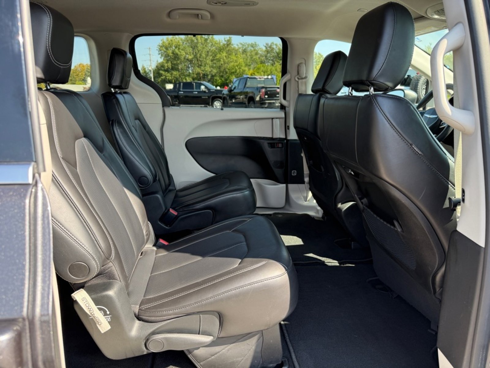 Used 2023 Chrysler Pacifica Touring-L image 13