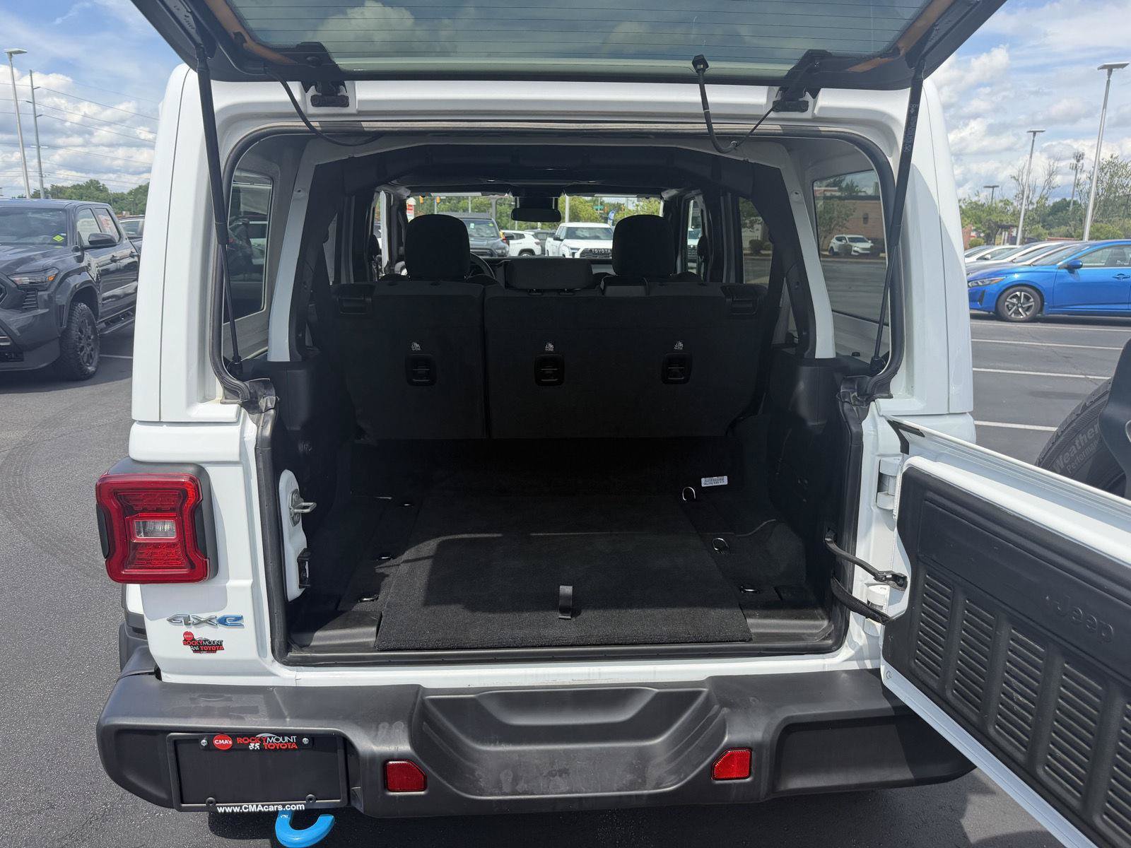 Used 2024 Jeep Wrangler Unlimited Sahara AWD/4WD image 19