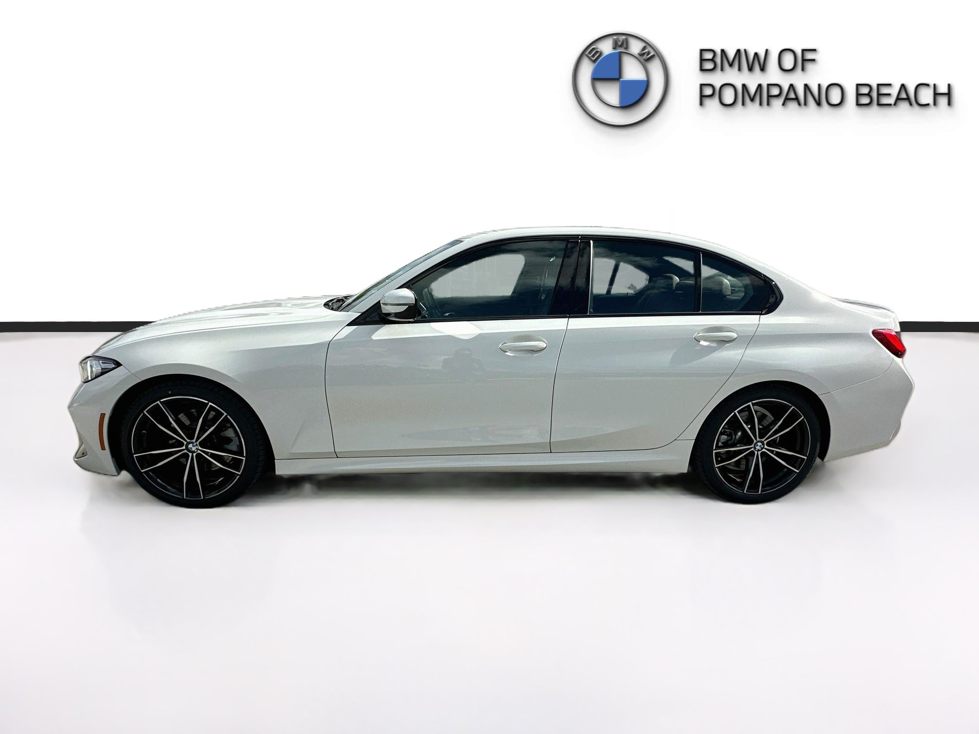 Used 2024 BMW 330i Sedan w/ M Sport Package RWD image 4