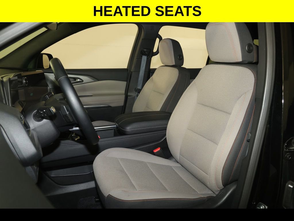 Used 2025 Chevrolet Traverse LT image 3