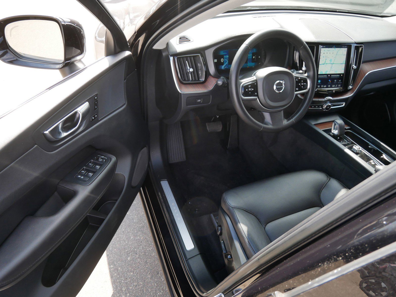 Used 2023 Volvo XC60 B5 Plus w/ Climate Package AWD/4WD image 10
