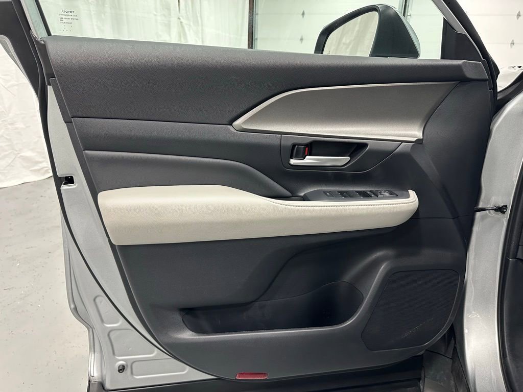 Used 2025 Toyota Grand Highlander AWD image 8