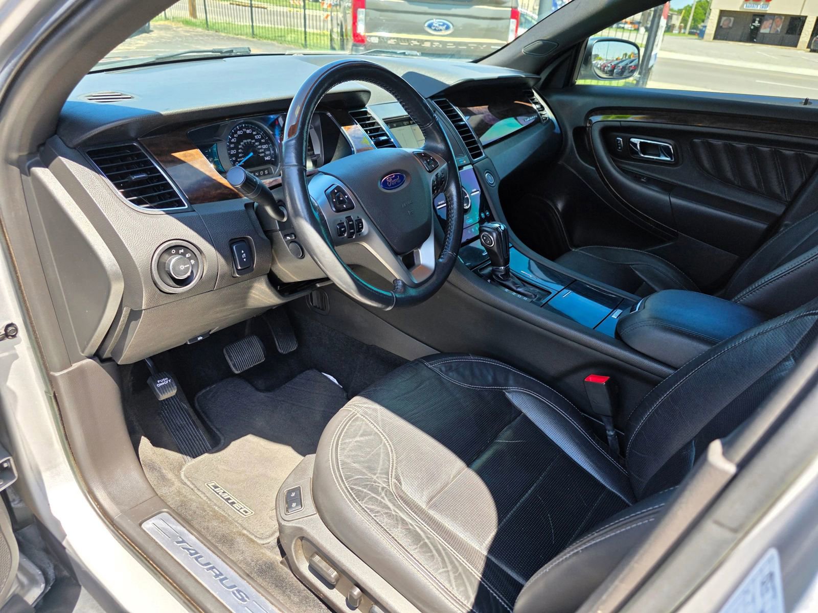 Used 2017 Ford Taurus Limited FWD image 3