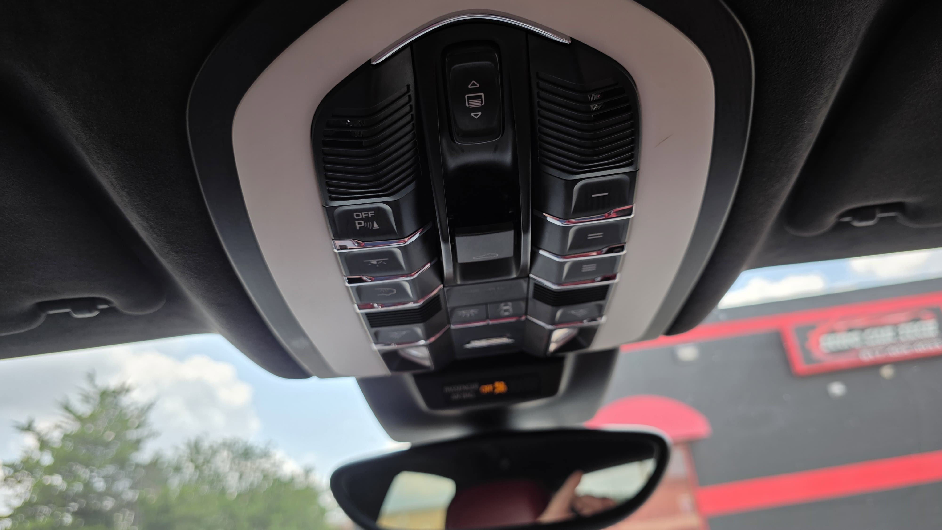 Used 2018 Porsche Macan Turbo AWD/4WD image 12