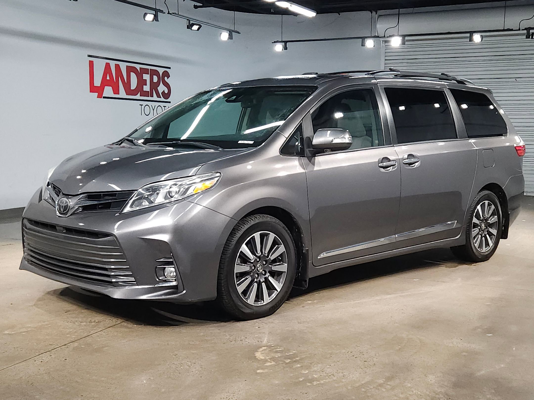 Used 2018 Toyota Sienna Limited image 3