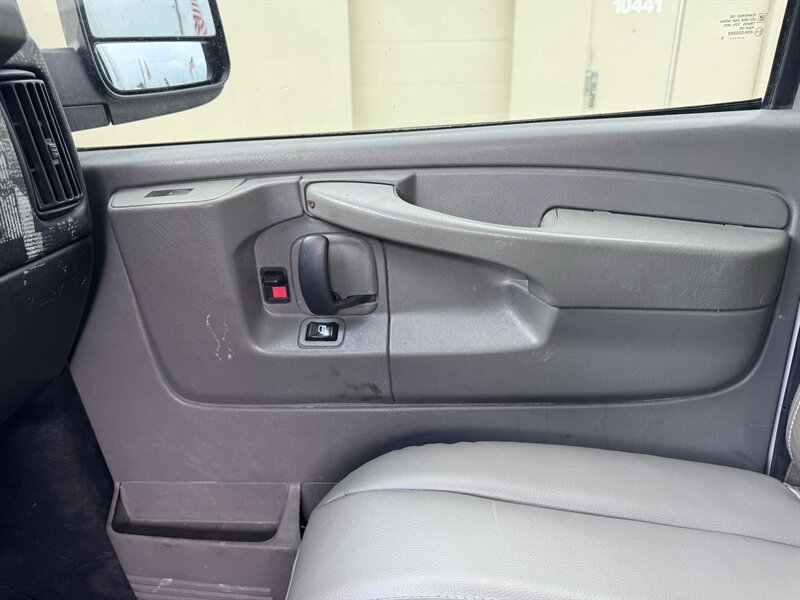 Used 2015 Chevrolet Express 2500 RWD image 11