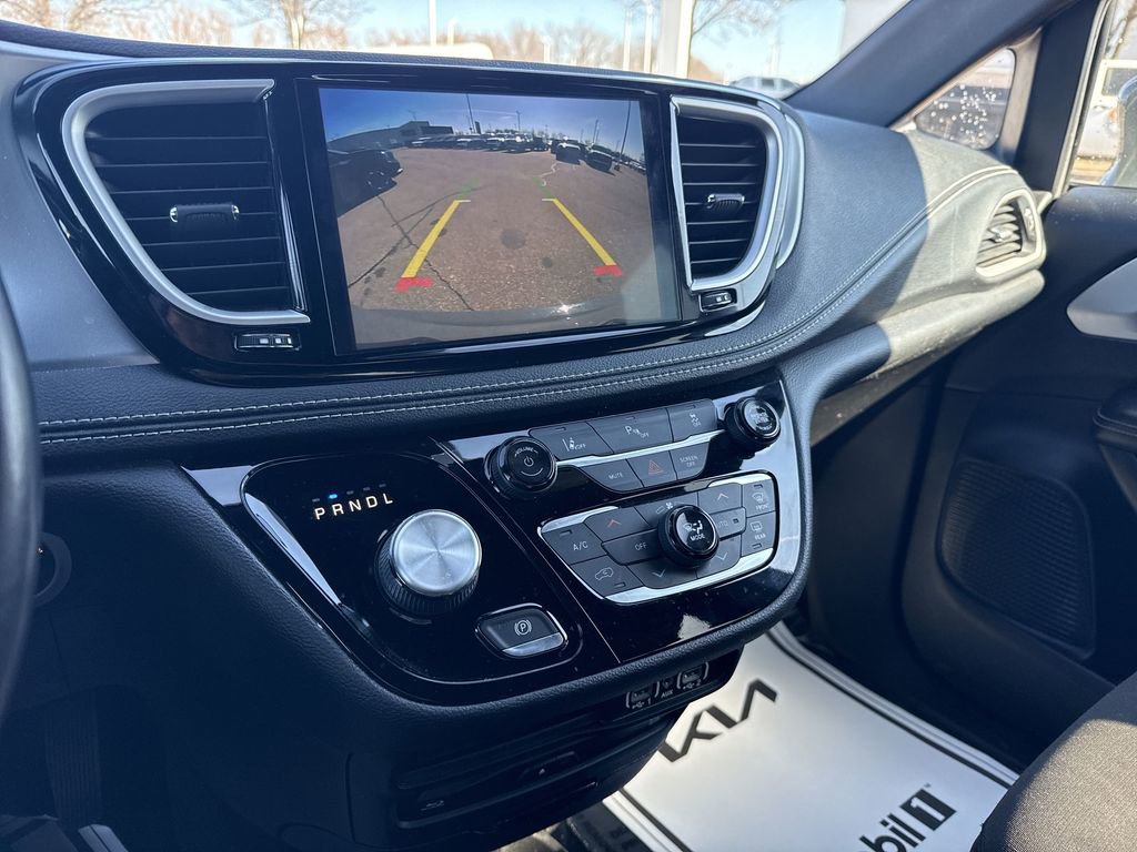 Used 2021 Chrysler Pacifica Touring w/ Uconnect Theater Family Group image 22