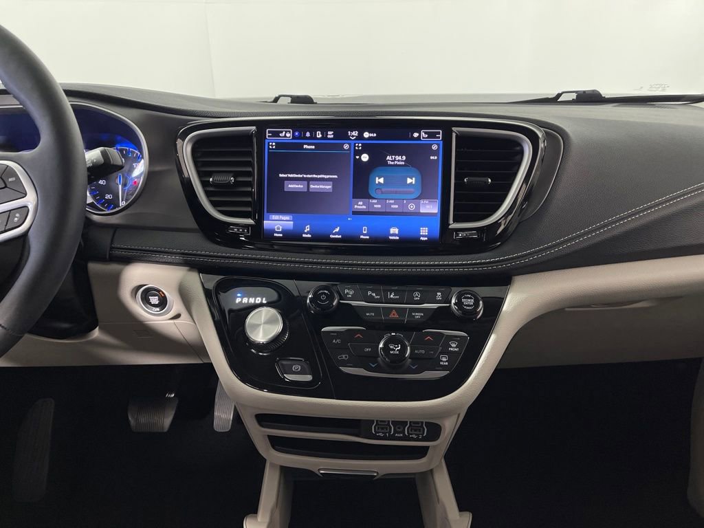 Used 2024 Chrysler Pacifica Touring-L image 15