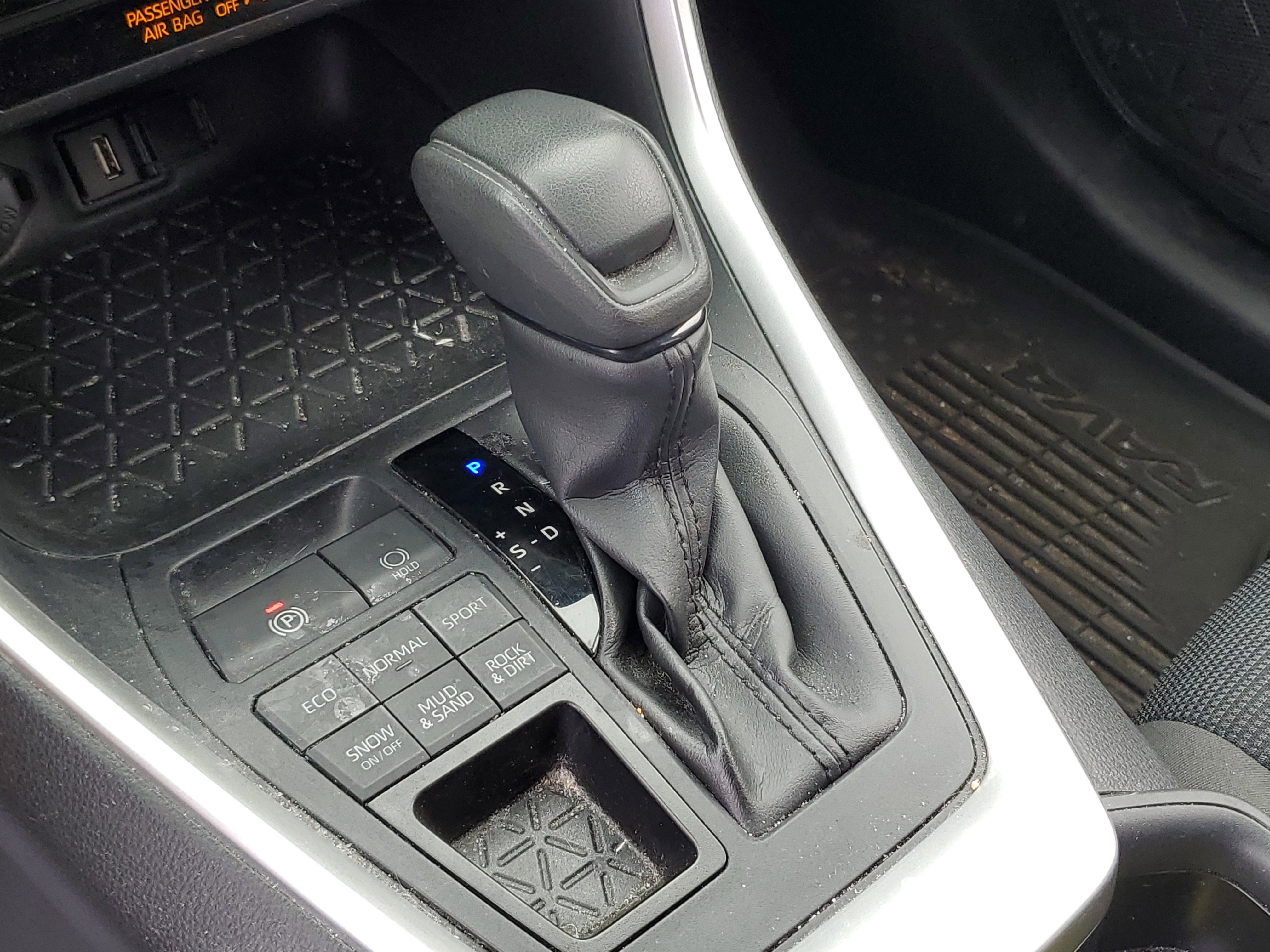 Used 2021 Toyota RAV4 LE image 19