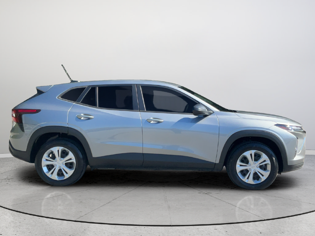 Used 2025 Chevrolet Trax LS w/ Driver Confidence Package FWD image 9