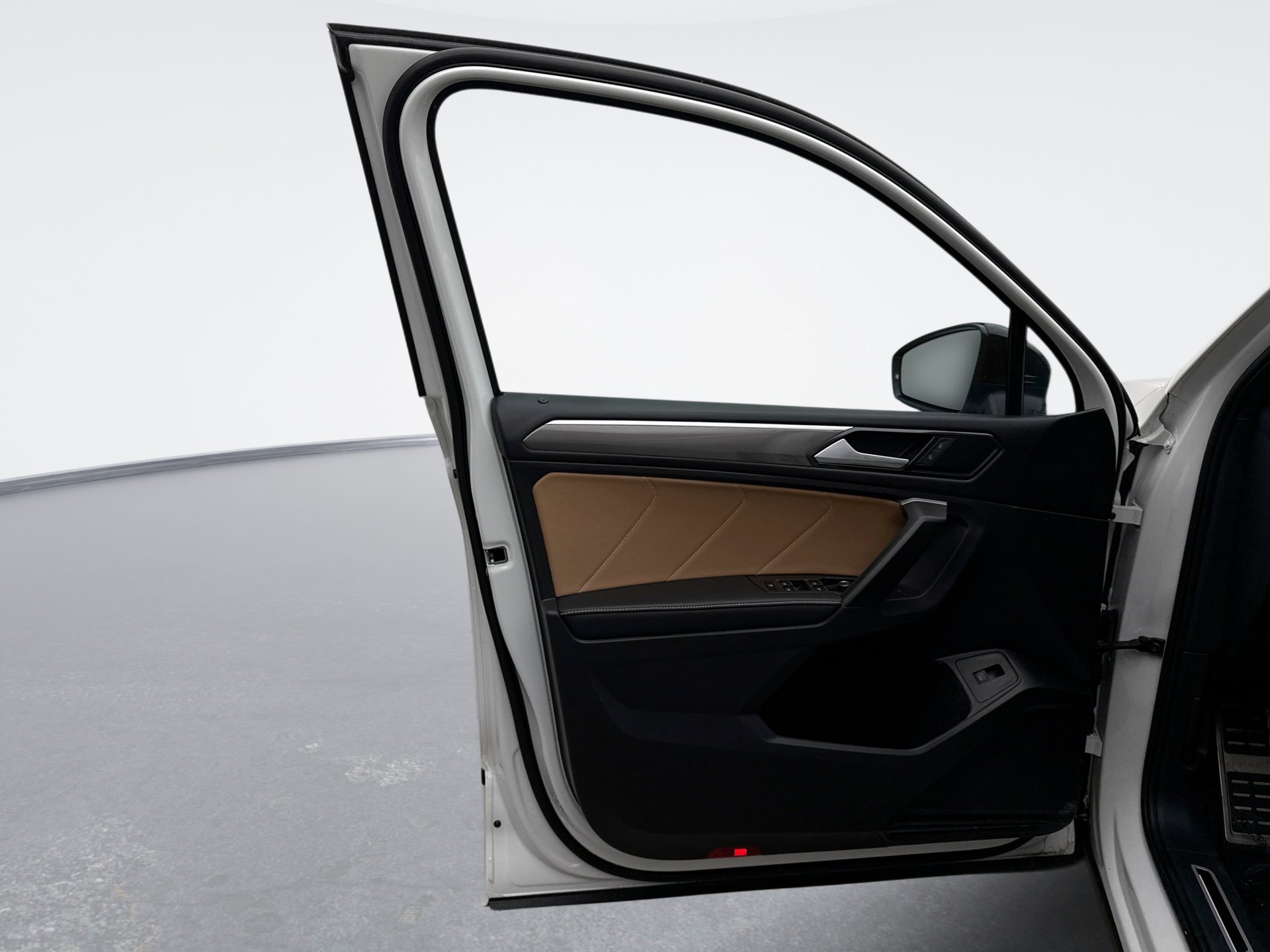 Used 2024 Volkswagen Tiguan SE R-Line image 9