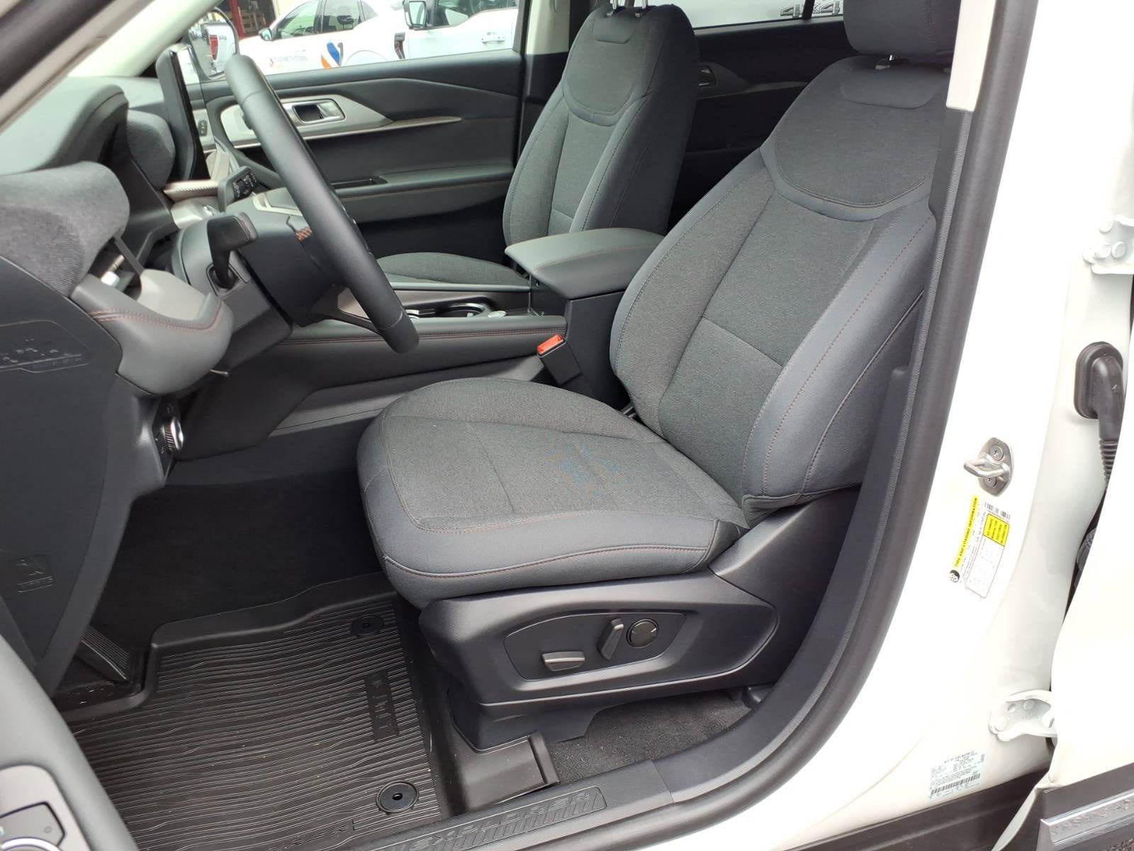Used 2025 Ford Explorer Active AWD/4WD image 17