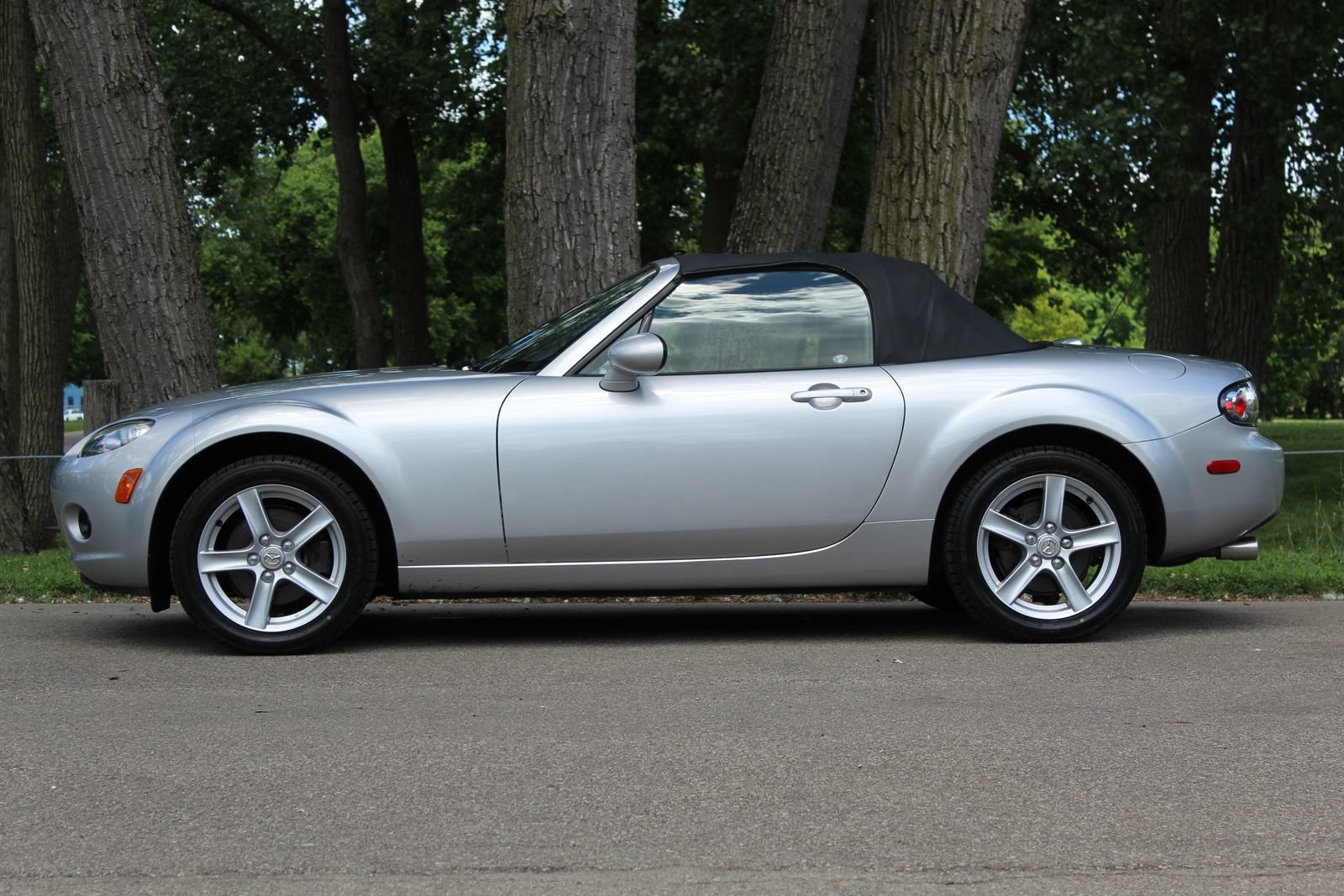 Used 2006 MAZDA MX-5 Miata Touring RWD image 4