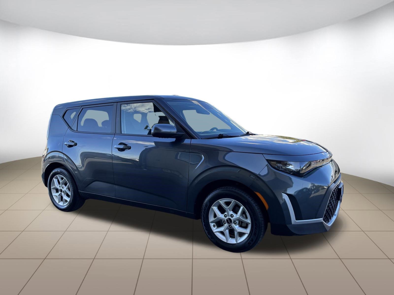 Used 2025 Kia Soul LX w/ LX Technology Package FWD image 1