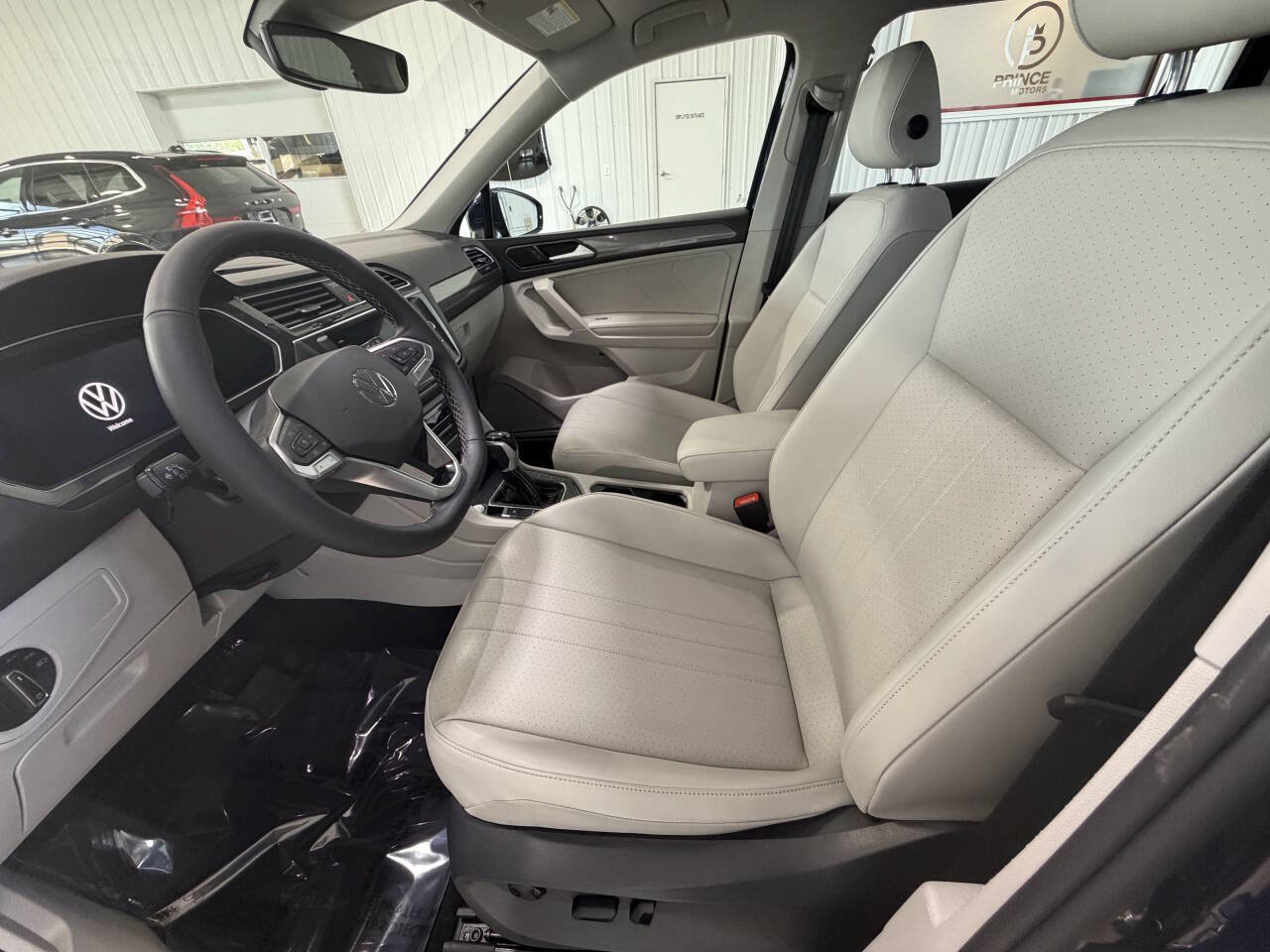 Used 2022 Volkswagen Tiguan SE AWD/4WD image 9