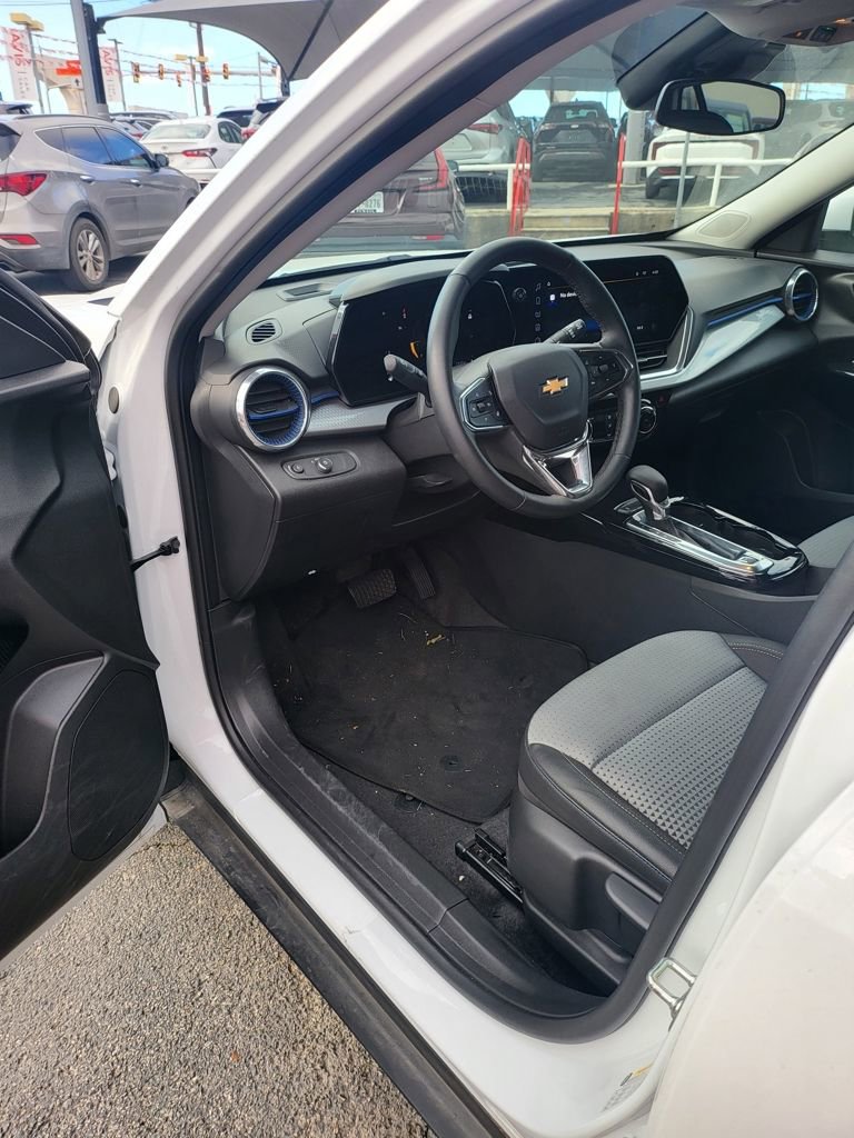 Used 2025 Chevrolet Trax LT w/ LT Convenience Package image 3