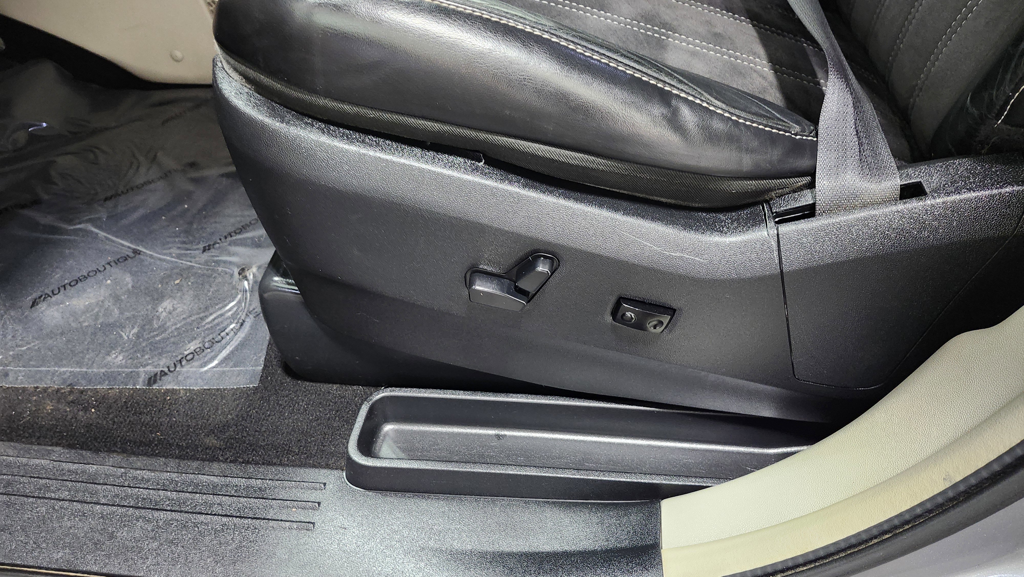 Used 2014 Chrysler Town & Country Touring-L image 25