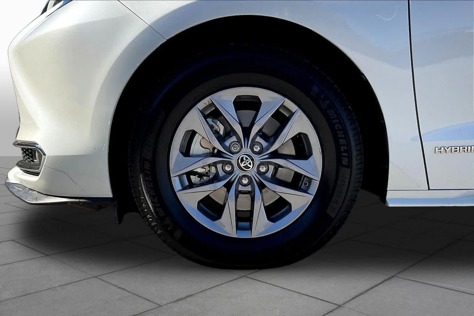 Used 2021 Toyota Sienna XLE FWD image 11