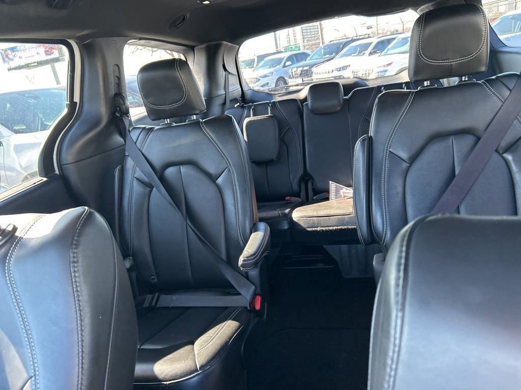 Used 2025 Chrysler Pacifica Select image 14