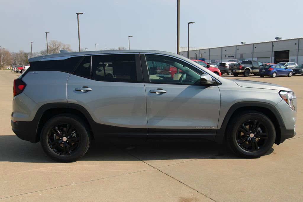 Used 2024 GMC Terrain SLE image 4