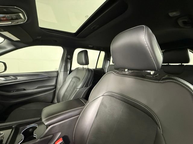 Used 2025 Jeep Grand Cherokee Altitude RWD image 5