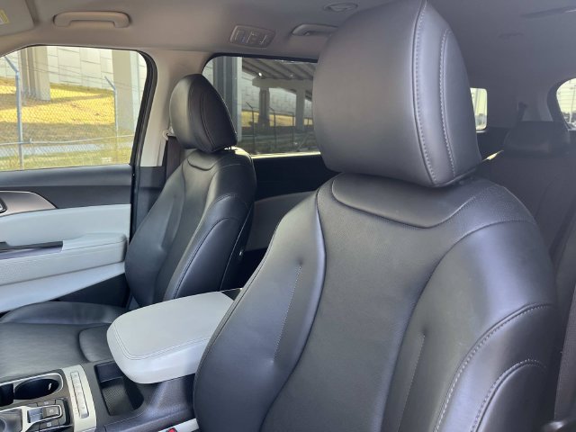 Used 2024 Kia Carnival LX FWD image 10