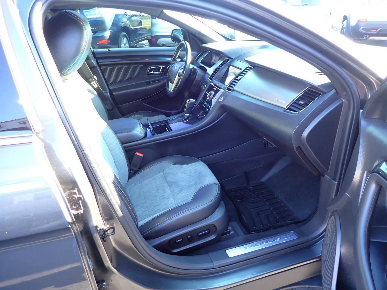 Used 2019 Ford Taurus SHO image 10
