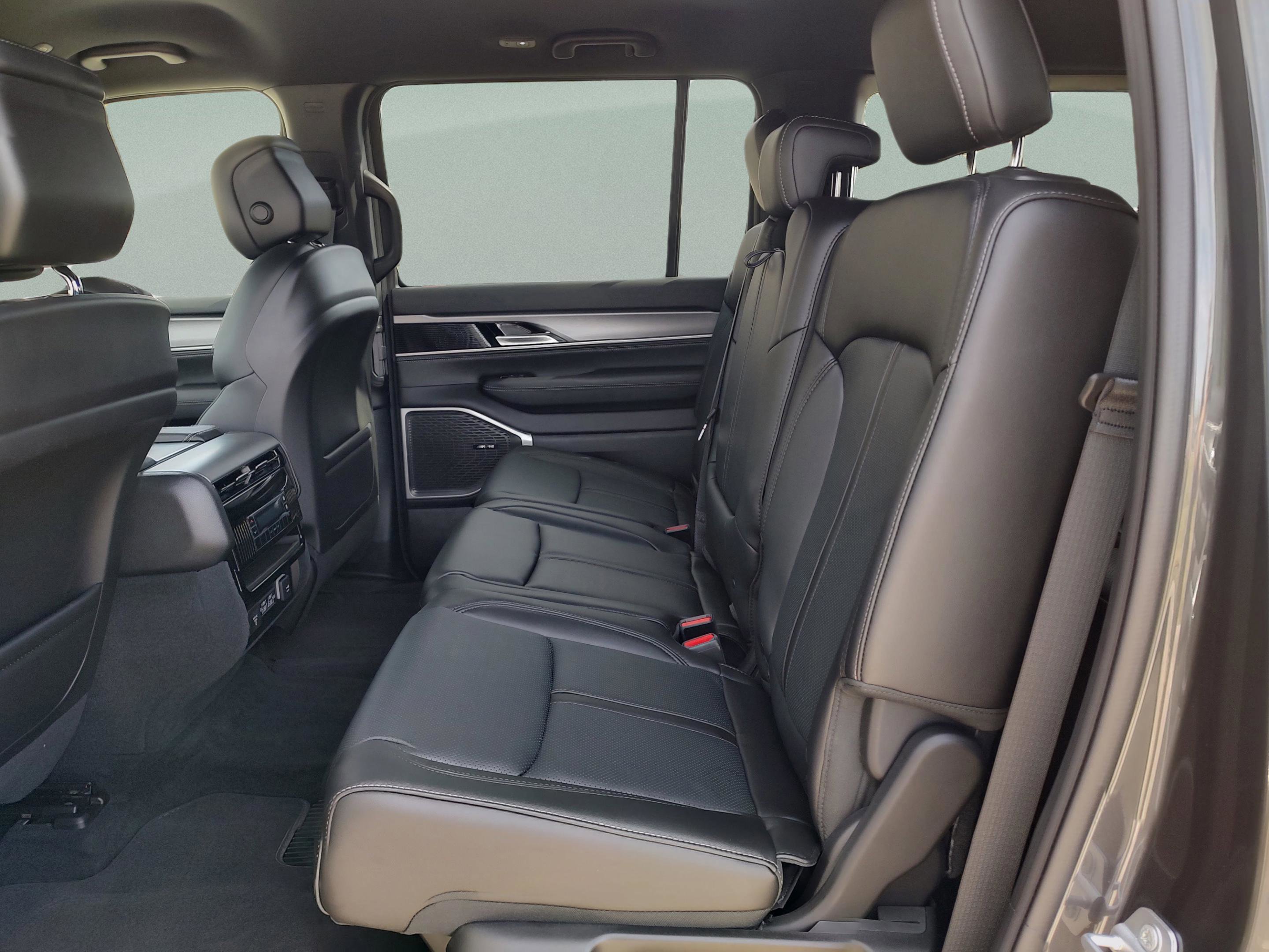 New 2025 Jeep Wagoneer Base image 30