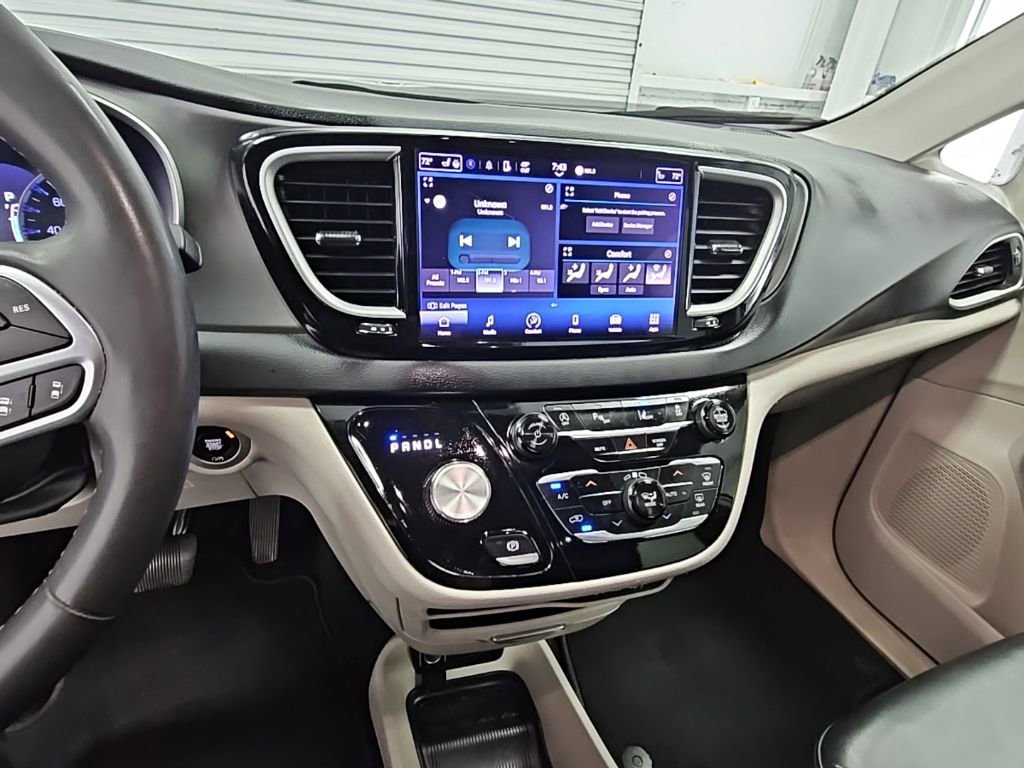 Used 2023 Chrysler Pacifica Touring-L image 11