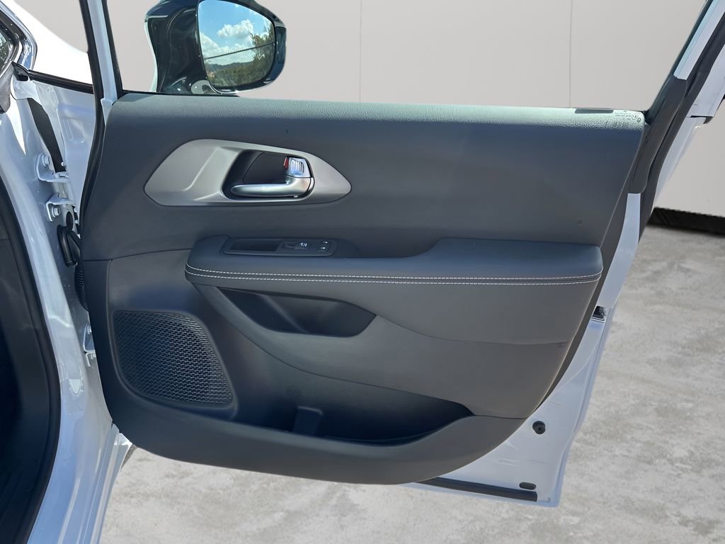 New 2026 Chrysler Pacifica Select w/ S Appearance Package FWD image 15