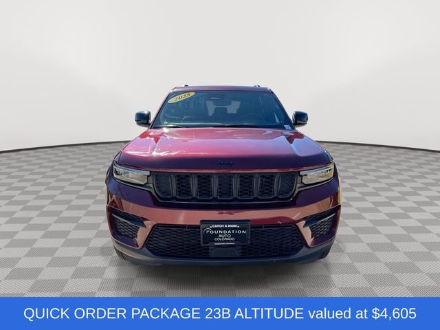 Used 2025 Jeep Grand Cherokee Altitude AWD/4WD image 3
