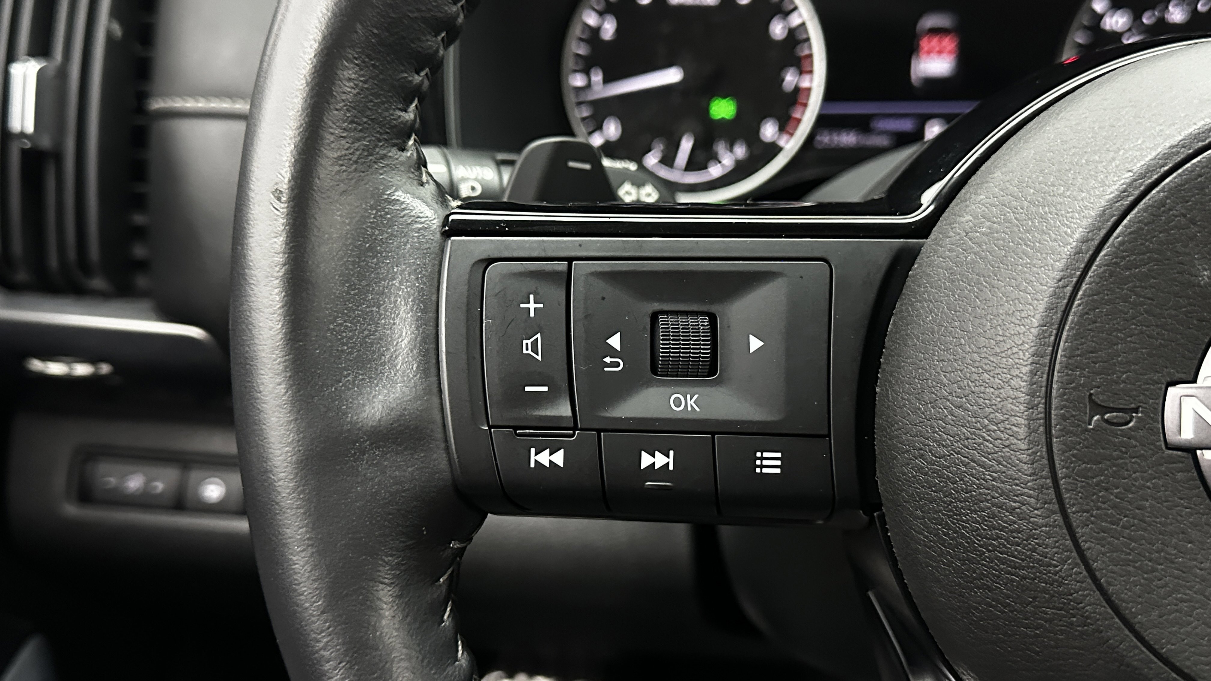 Used 2022 Nissan Pathfinder SL FWD image 19