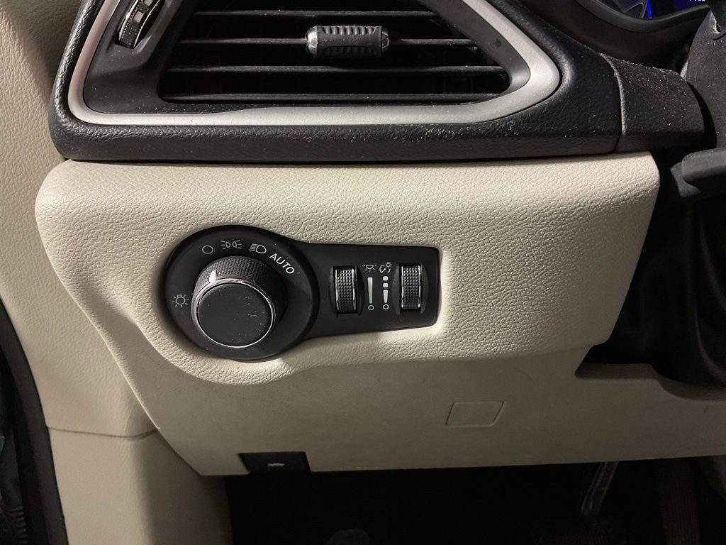 Used 2021 Chrysler Voyager Lxi image 25