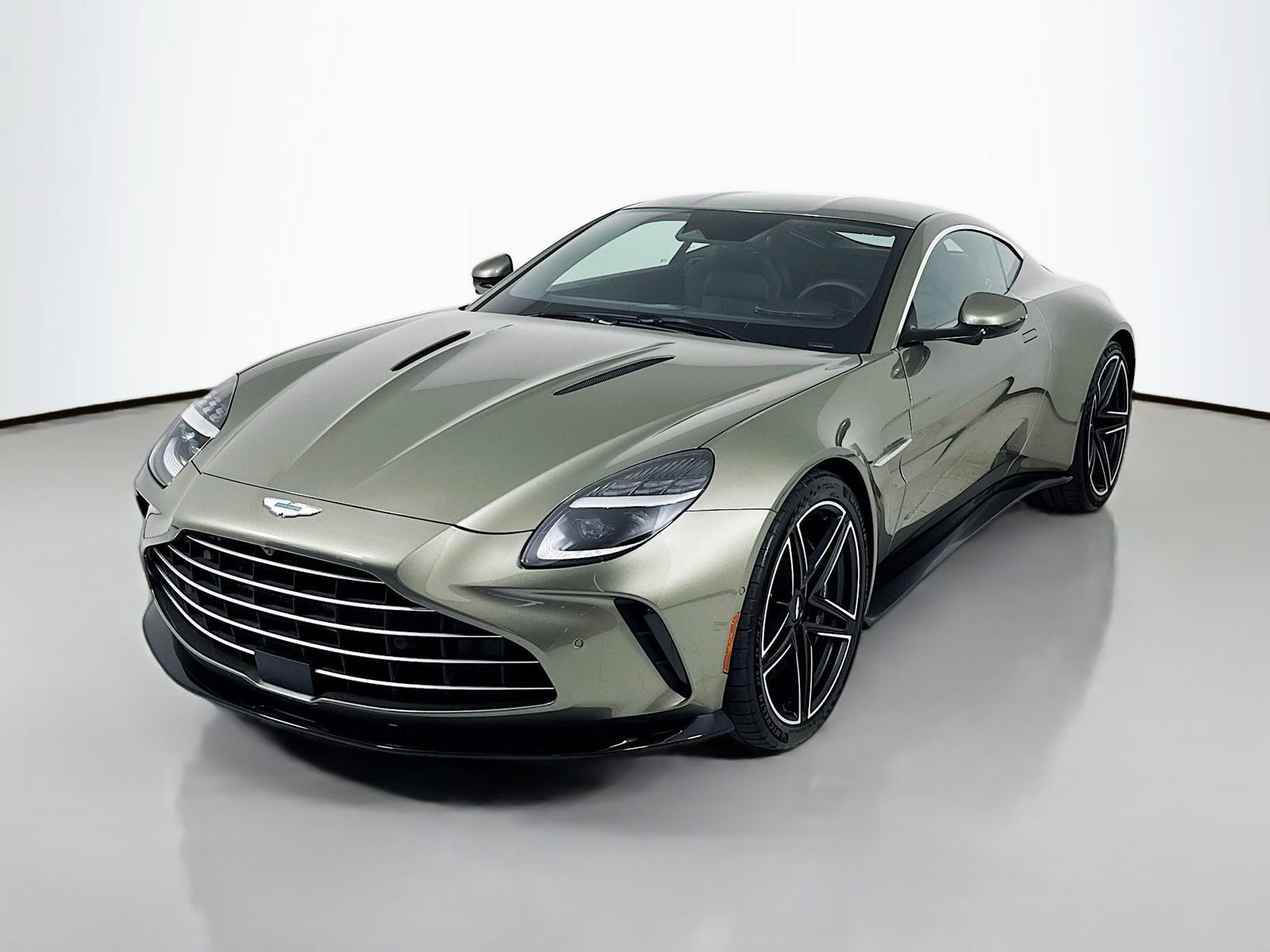 Used 2025 Aston Martin V8 Vantage Coupe RWD image 3