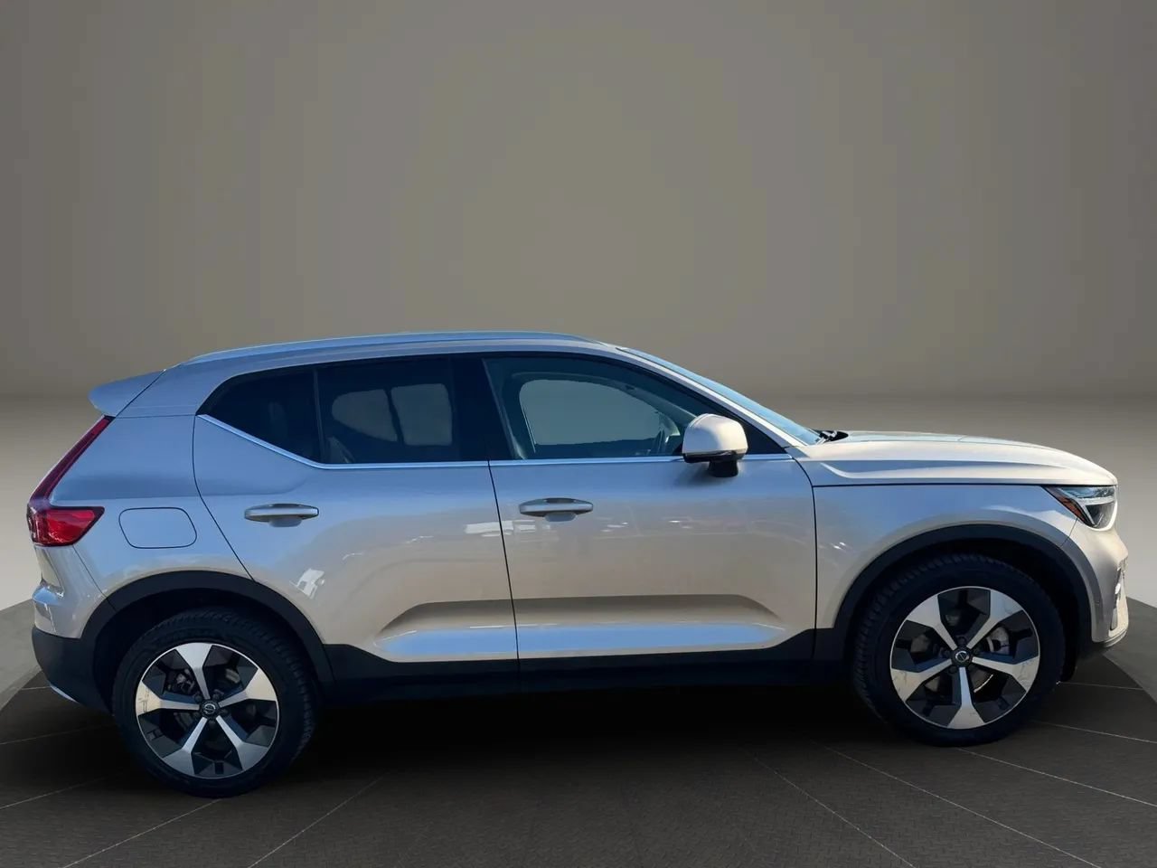 Used 2024 Volvo XC40 B5 Plus AWD/4WD image 4