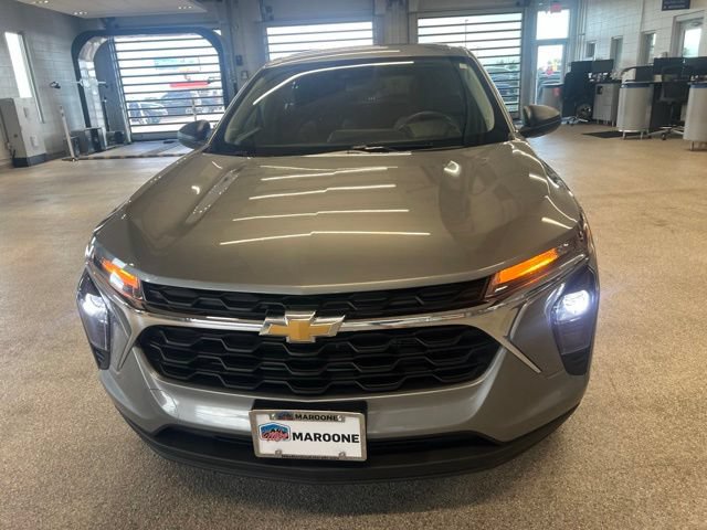 Used 2024 Chevrolet Trax LS w/ Driver Confidence Package FWD image 2