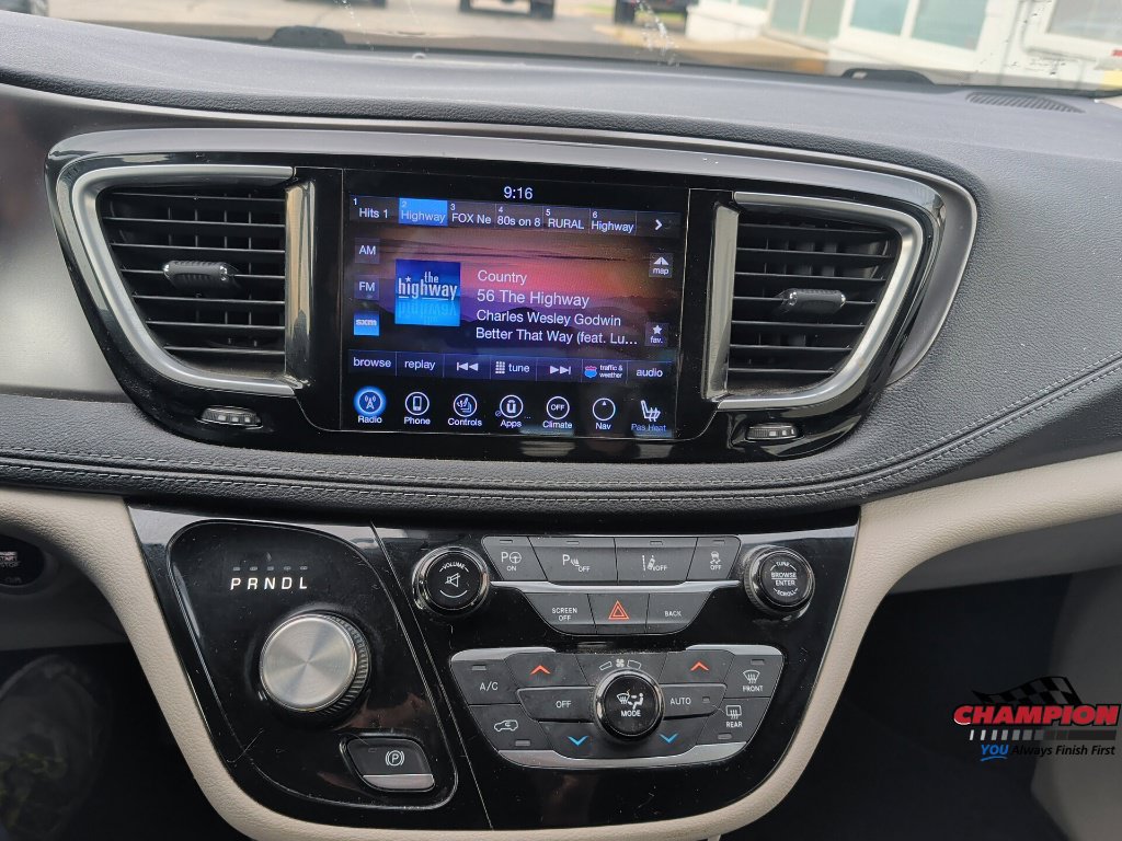 Used 2017 Chrysler Pacifica Limited FWD image 26