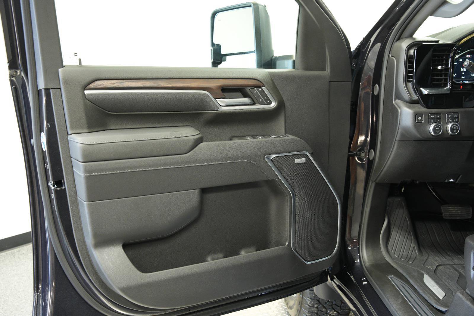 New 2025 GMC Sierra 2500 SLT w/ SLT Premium Package image 22