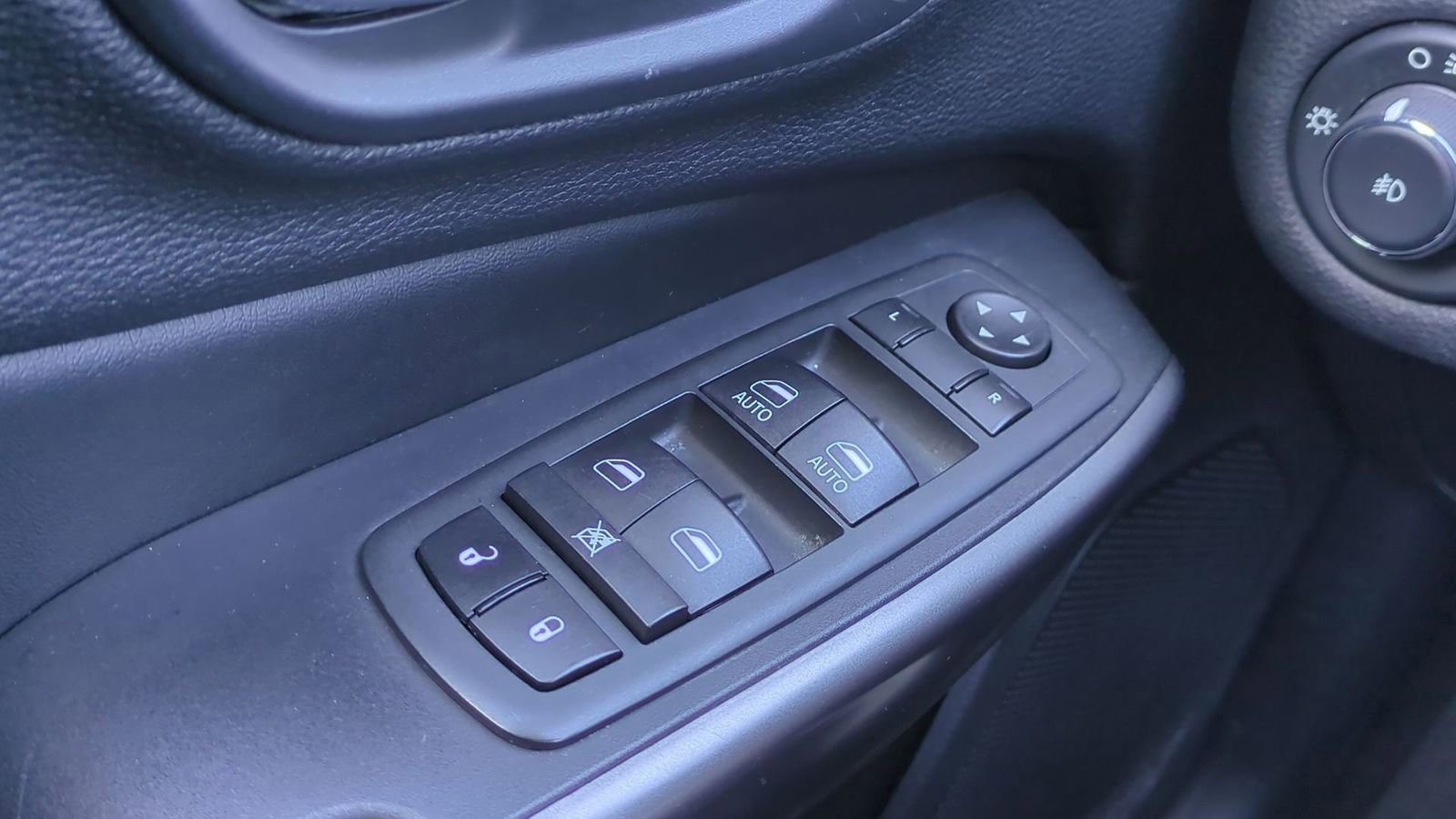 Used 2020 Jeep Cherokee Limited image 30