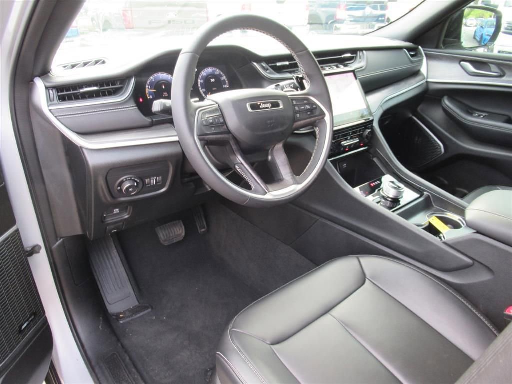 Certified 2024 Jeep Grand Cherokee Limited w/ Black Appearance Package image 15