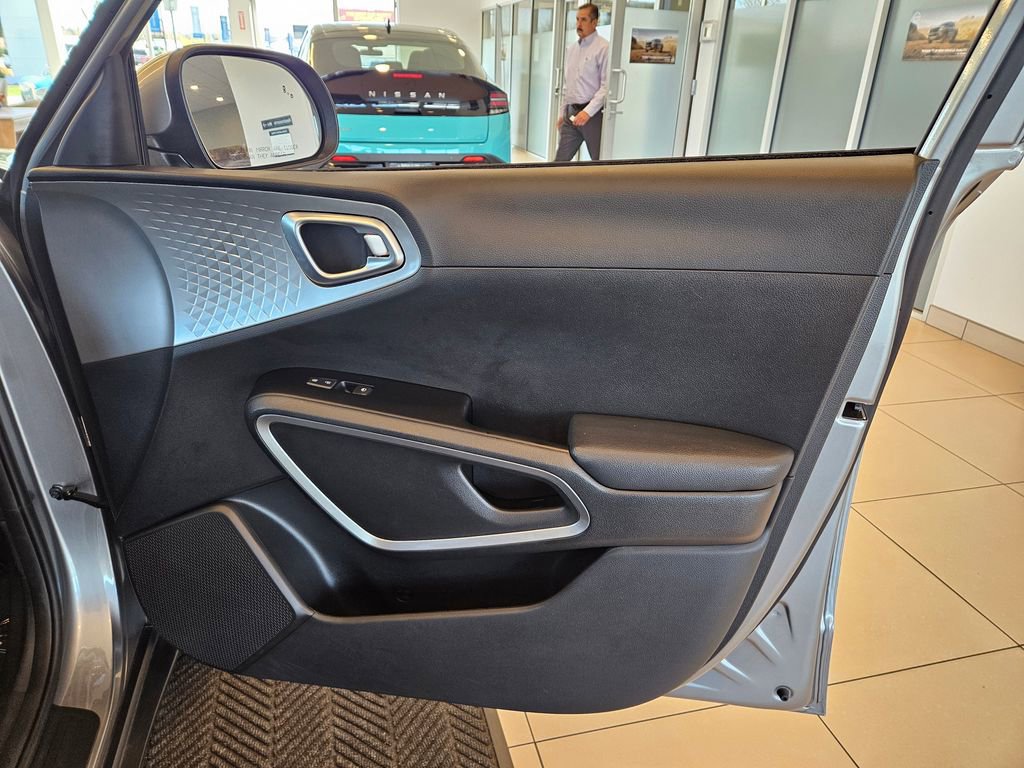 Used 2025 Kia Soul LX w/ LX Technology Package image 23