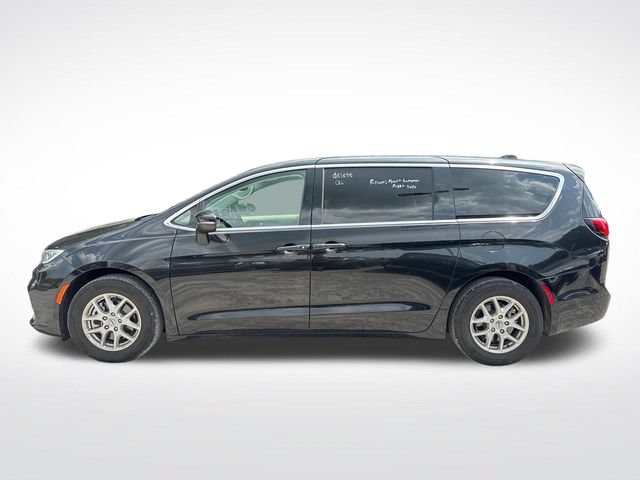 Used 2023 Chrysler Pacifica Touring-L FWD image 2